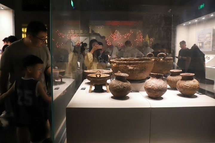 游客在徐州博物馆参观游玩。新华每日电讯记者毛俊 摄