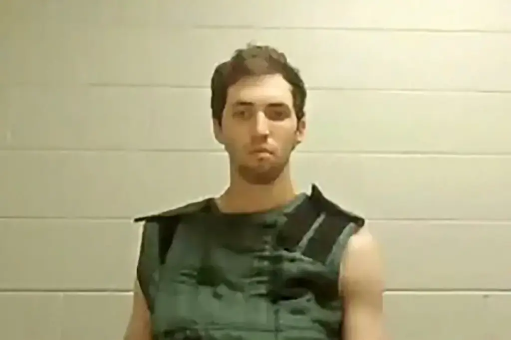 柯克枪杀案嫌犯首次出庭,穿了一件防自杀罩衣,检方寻求判其死刑