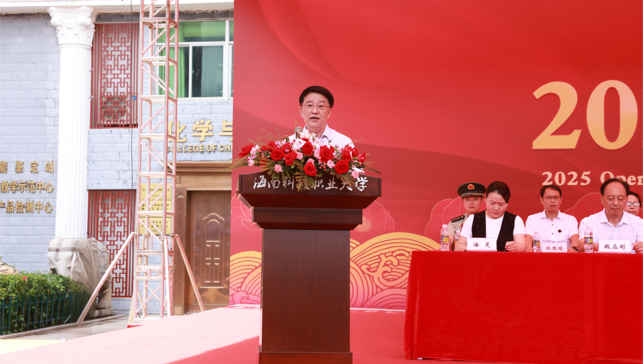 张洪田校长与新生做交流。