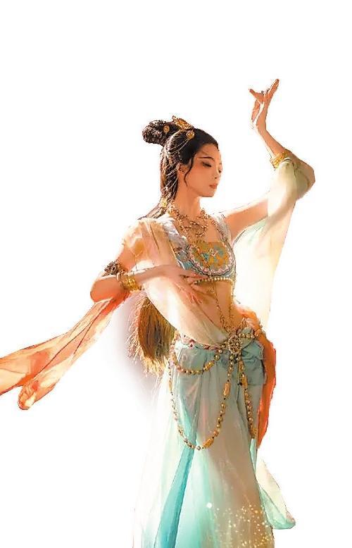 敦煌魔术常常创新性地融入飞天乐舞元素，通过服饰纹样与光影投影的虚实结合，营造视觉奇观。