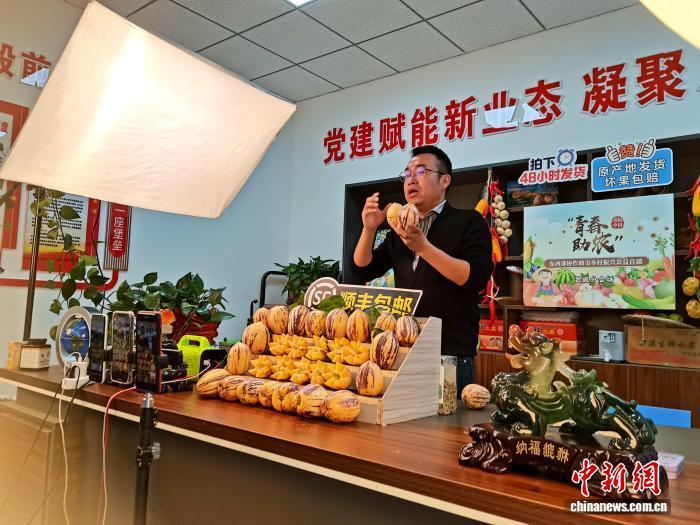 民勤当地网络达人通过直播镜头，向网友推介并售卖特色农产品。（资料图）张晓娇　摄