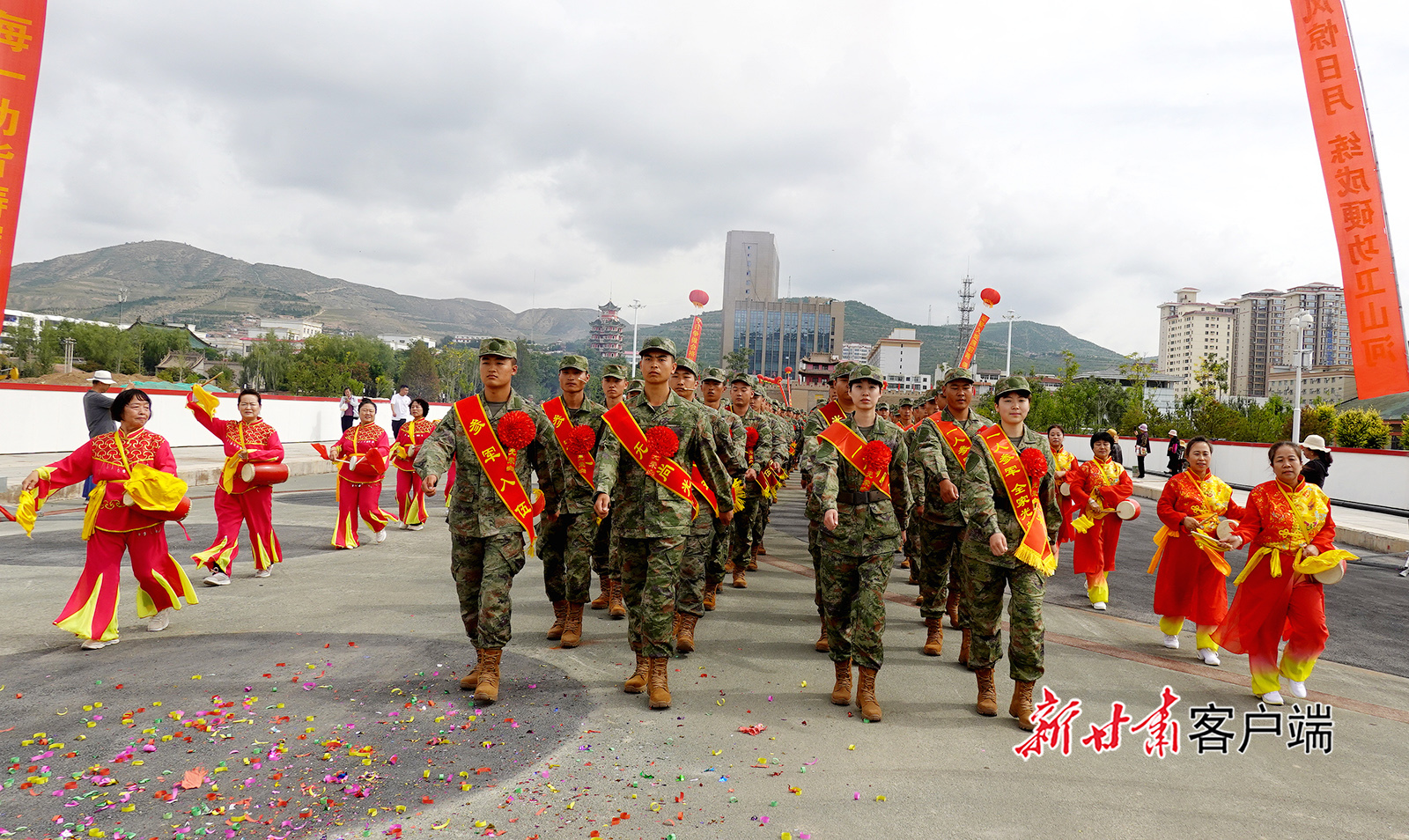 甘肃白银新兵踏上保家卫国新征程