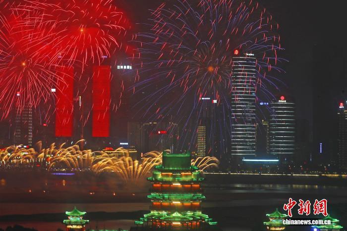 图为2023年南昌市迎春烟花晚会在滕王阁畔、赣江之心老官洲举行。(资料图)刘占昆 摄