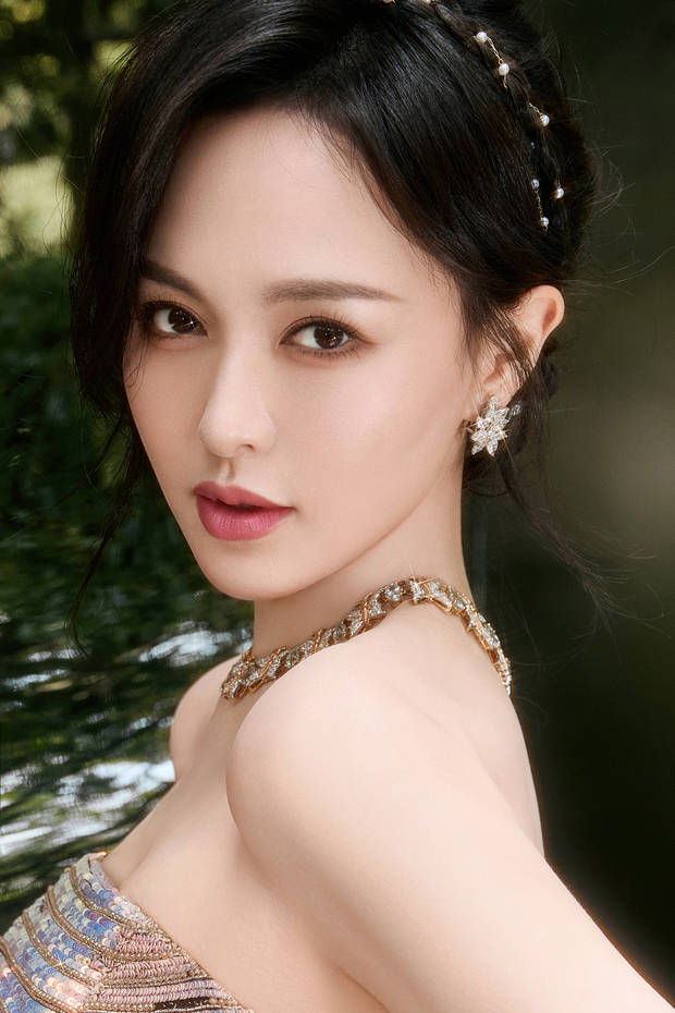 搜狐娱乐讯 近日，唐嫣的一组美照曝出。图中，唐嫣穿着亮片抹胸裙，腰肢纤细，戴着珍珠发箍，甜美精致。