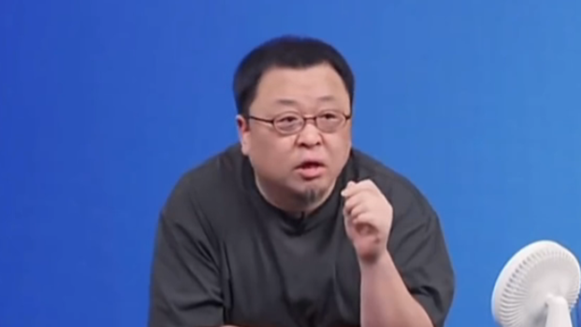 西贝贾国龙称查看过餐厅监控，并公开罗永浩一行就餐菜单，律师：或涉嫌侵权