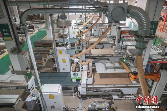 7月13日,在位于江西赣州南康区的圣蒂斯堡(赣州)智能家居产业园,家具智能化生产线在自动加工板件。(资料图)刘力鑫 摄