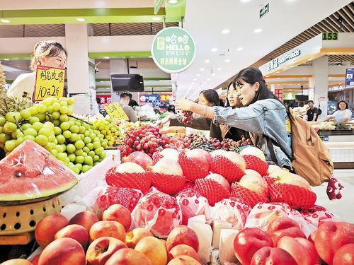 9月10日，年轻人在石家庄市长安区的菜鲜生市民生活服务中心选购商品。 本报见习记者 屈玉琪摄