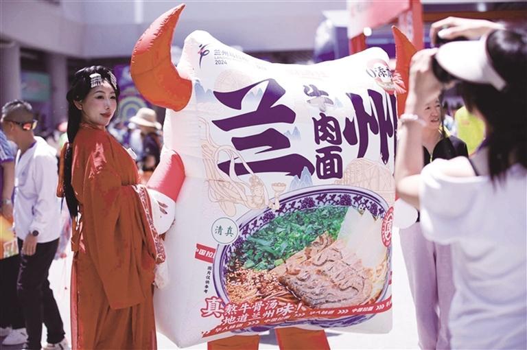 游客和兰州牛肉拉面充气人偶合影