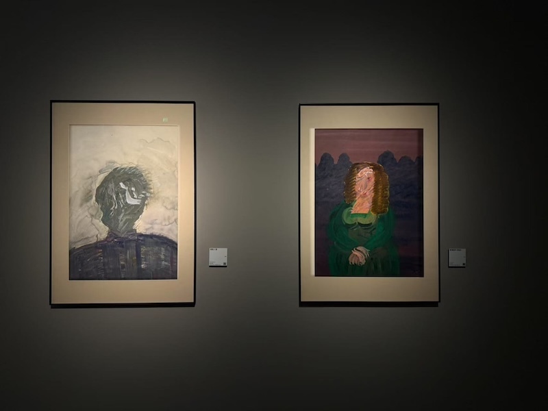 上海美术馆“吾心安处——夏阳的艺途与归栖”展览现场，左为《绿脸人像》，右为《蒙娜丽莎（粉脸）》