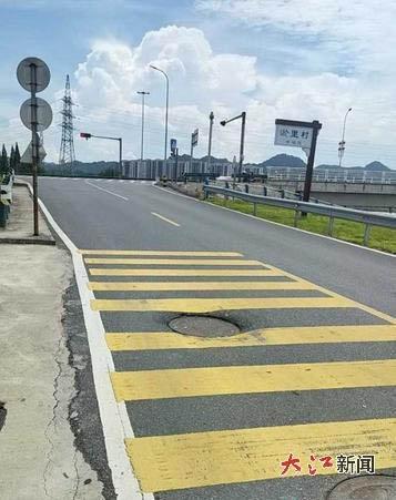 凹陷的井盖。 (网友供图)