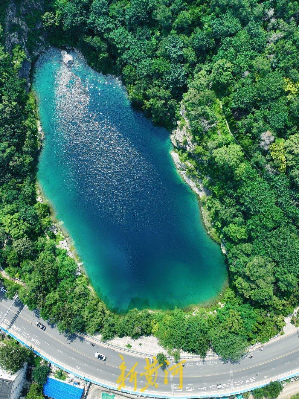 一年四季 泉在济南丨初秋胜景 济南燕翅山翠松环绕映砚池