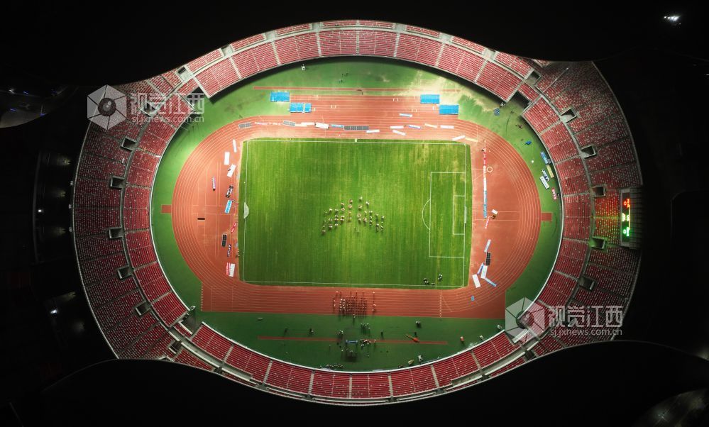 9月18日晚,航拍镜头下的江西省奥体中心体育场。
