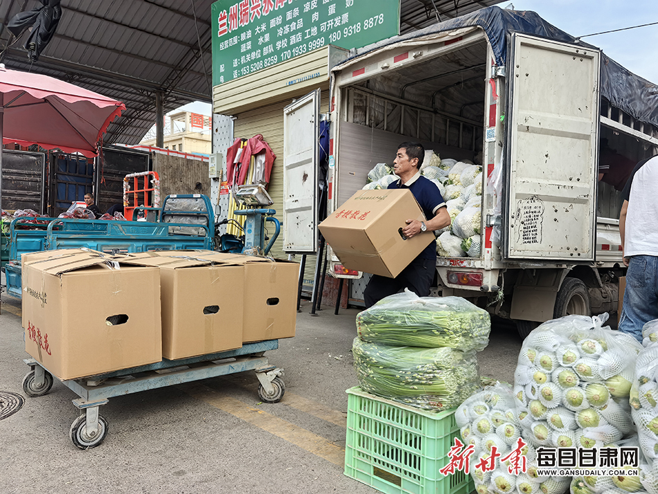 工作人员将打包好的蔬菜装车待销出 新甘肃·每日甘肃网 李婧 摄