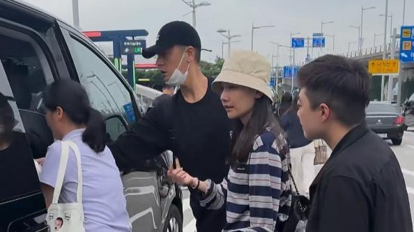 46岁任重和孙骁骁带女儿现身首尔，身材练得真好，女儿露脸像爸爸