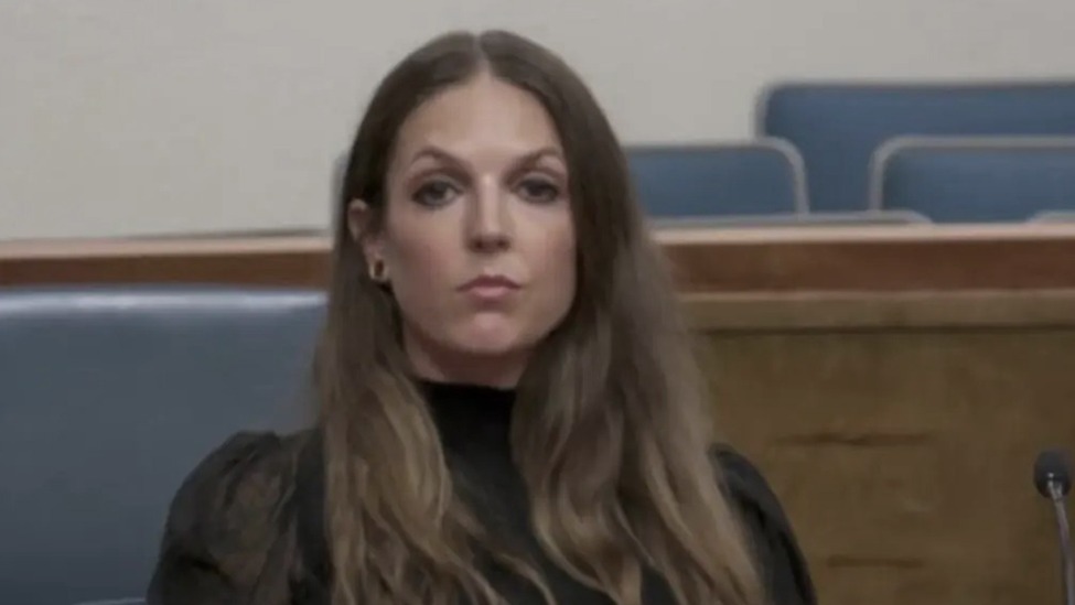 美国一女子与15岁继子发生性关系时被丈夫当场撞破，被判处2年监禁