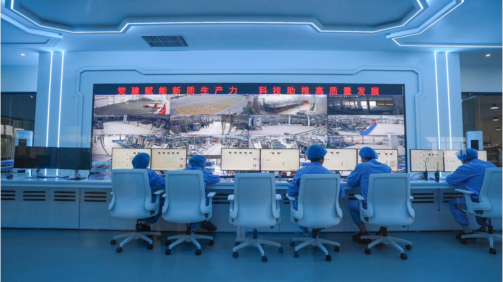 ▲传祁甘味乳业数字化生产中控大厅