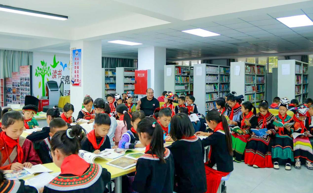 鲍宏亮老师与学生们一起阅读