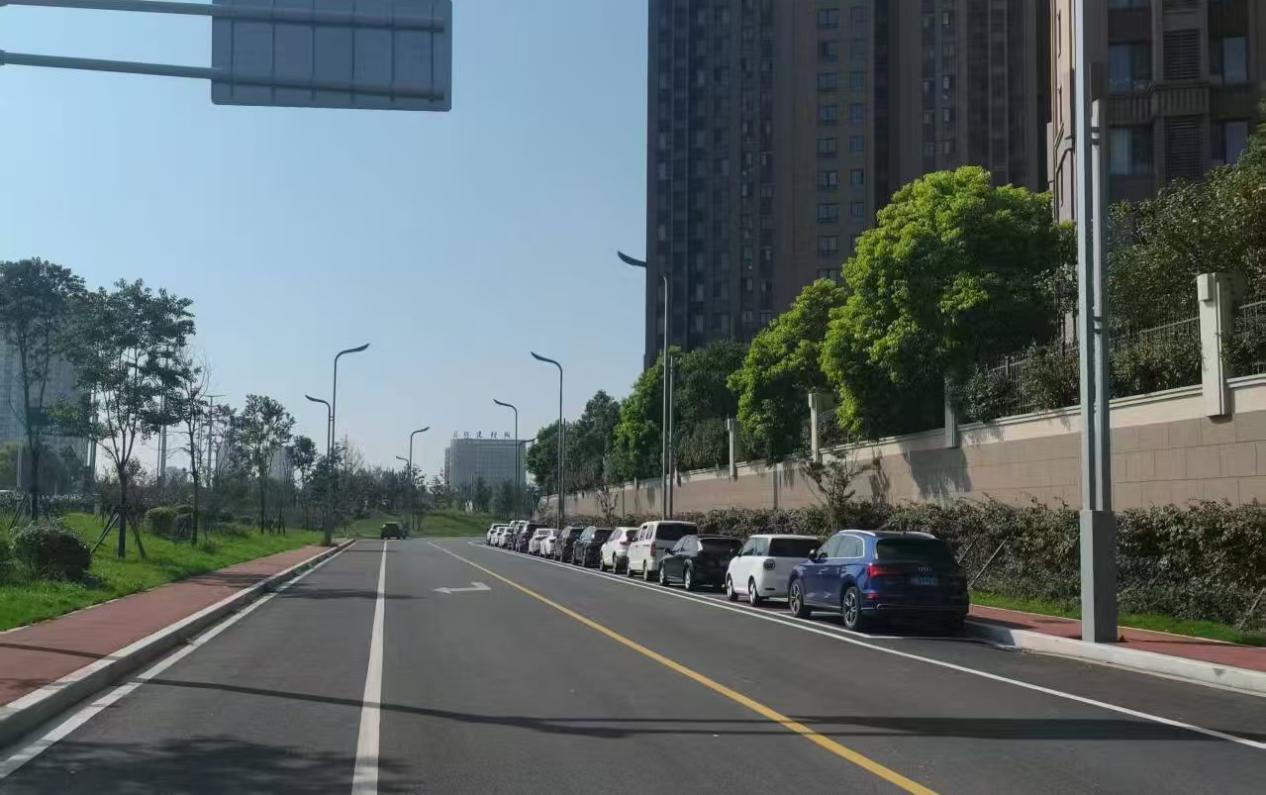 综合治理后的澧北新路停车秩序井然