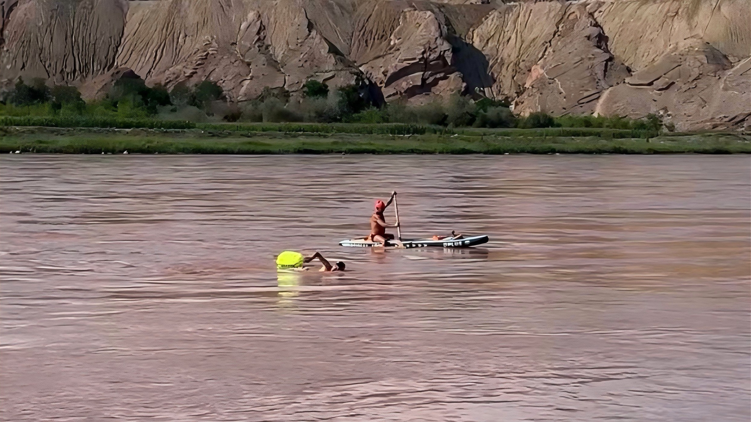 漂游队员在灵武市的黄河河道中