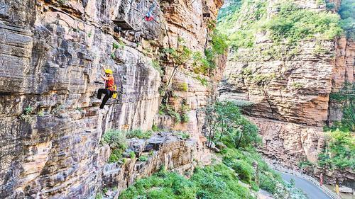 9月15日，在邢台大峡谷景区，游客穿戴专业攀岩装备在体验飞拉达项目。 本报记者 田 明摄