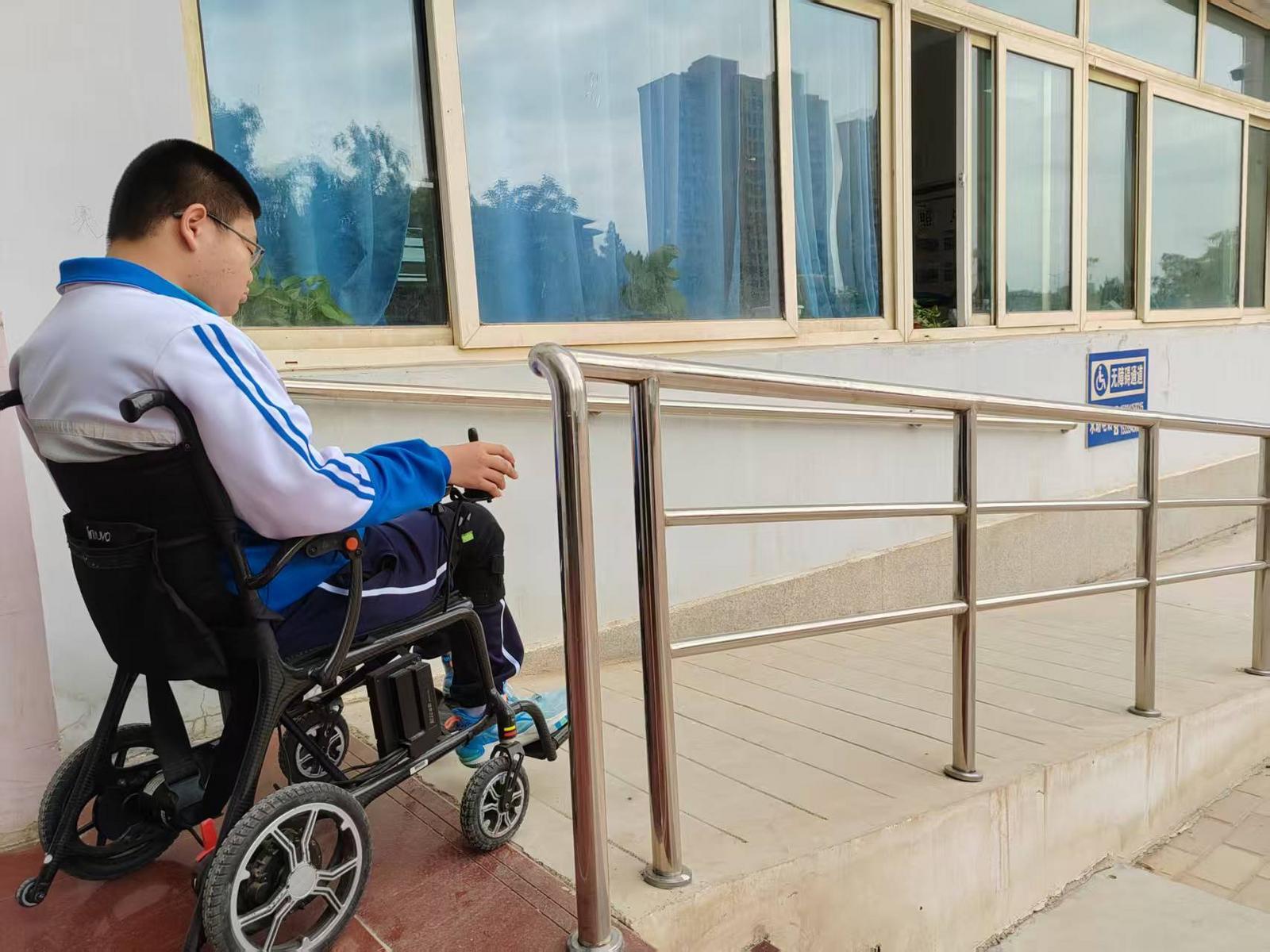 △校园里的无障碍设施给小越提供了便利
