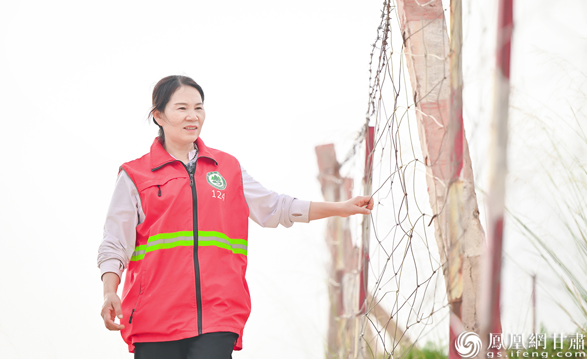 许生兰沿着父亲走过的路,检查林场围栏。