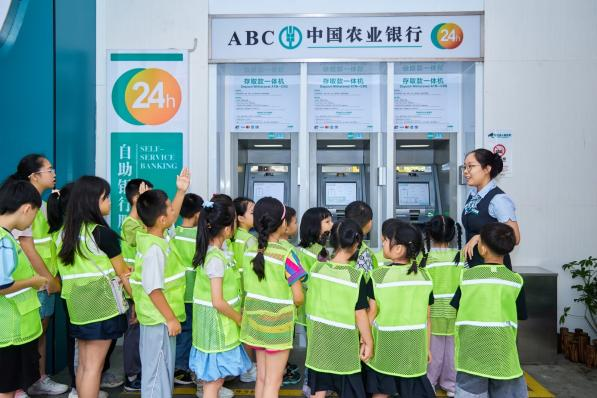 农行深圳布吉支行小小银行家闯关记：识货币学消费・存取款护安全