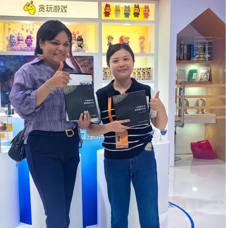 外国观众与参展商合影。叶景顺/摄