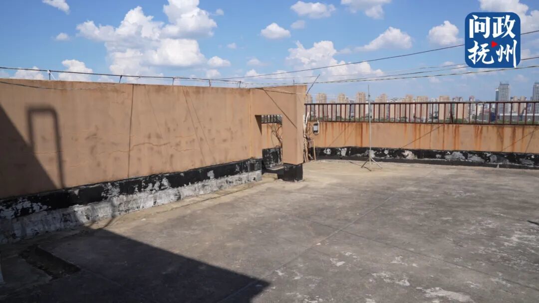 ▲楼顶平台上的菜已全部清理干净