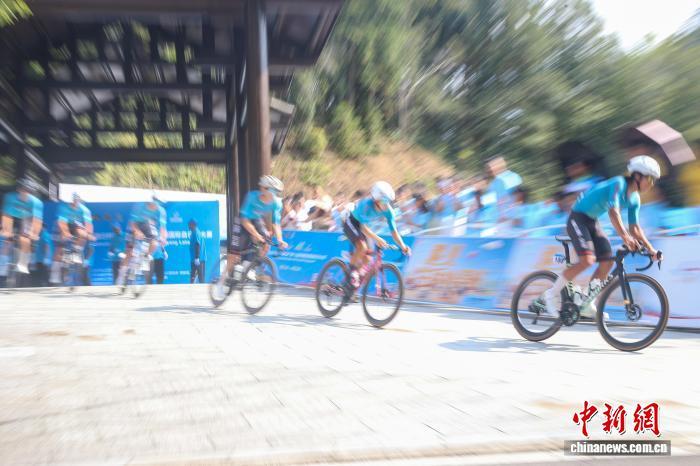 图为9月18日,江西宜春铜鼓县,选手从起点出发开始比赛。刘力鑫 摄