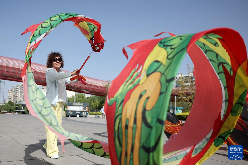 市民在兰州市城关区雁滩公园前的空地上锻炼身体（9月16日摄）新华社记者　陈斌　摄