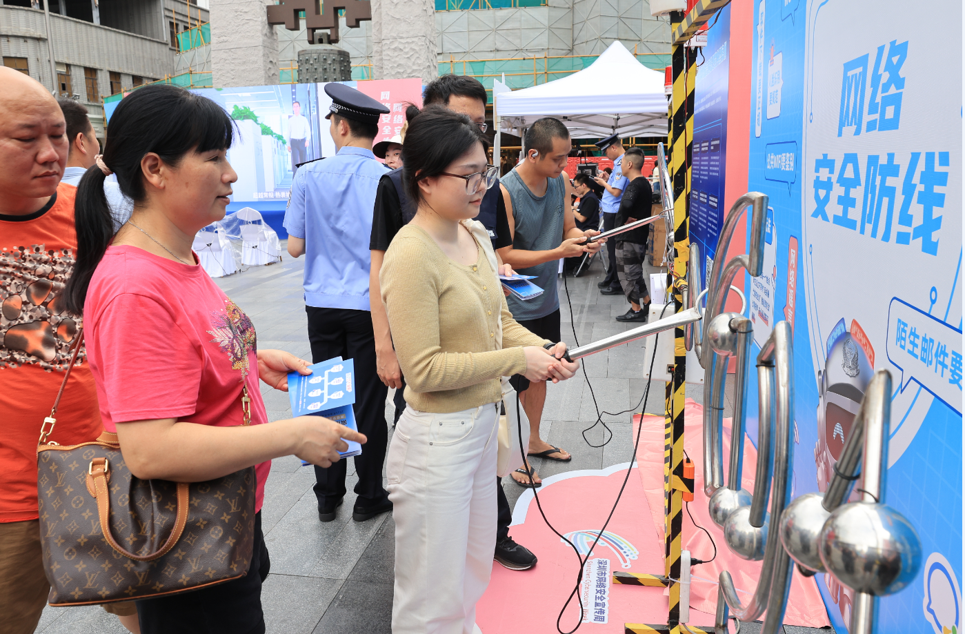 线下到云端，全方位守护 深圳市公安局举办2025年网络安全宣传周“法治日