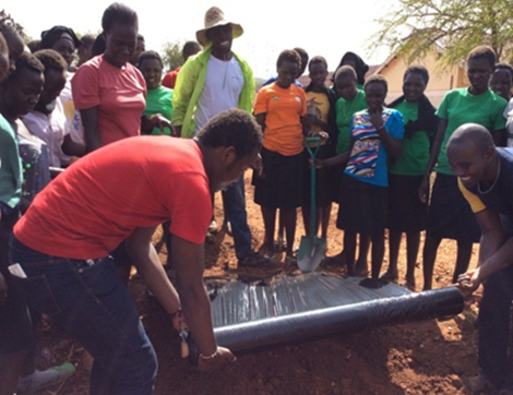 威利指导当地农民使用垄沟覆膜