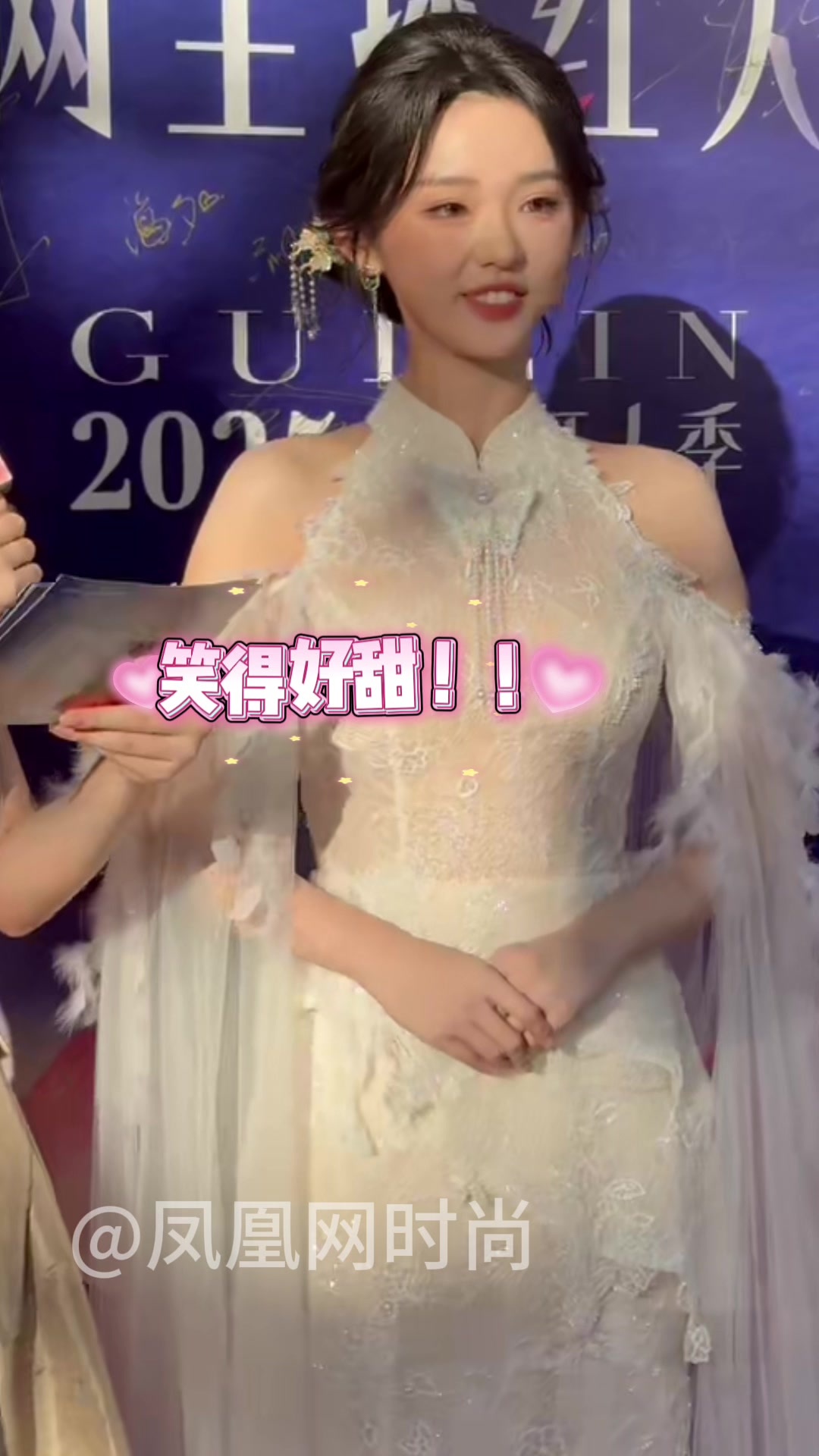 00后短剧顶流李柯以大女主驾到！高开叉白色羽毛纱裙仙气飘飘