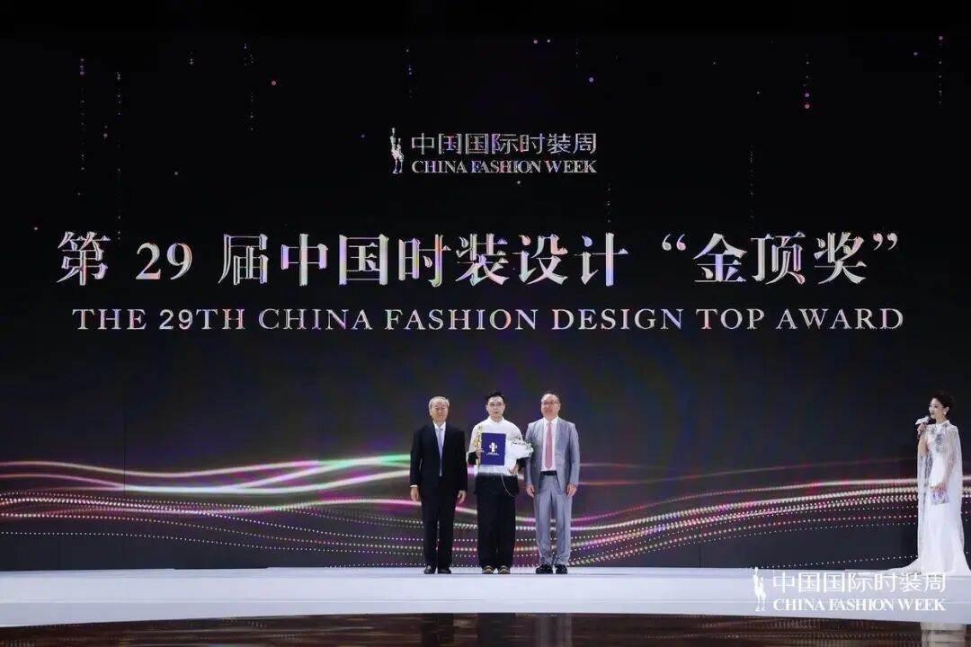 江西教师陈龙斩获中国时装设计最高奖项“金顶奖”