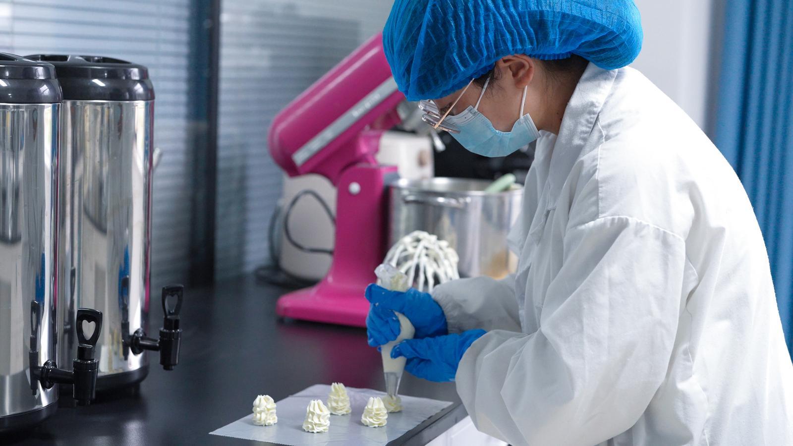 ▲实验员正在测试淡奶油稳定性