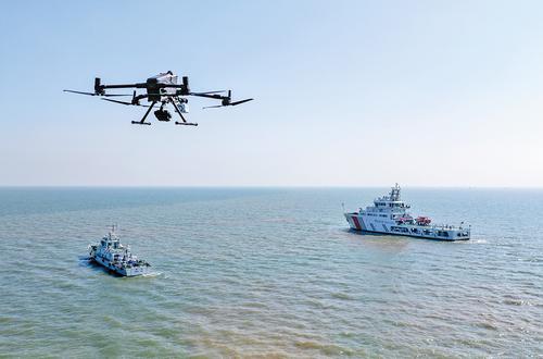 9月9日，海巡船、无人机在黄骅港附近海域进行海空立体巡航。