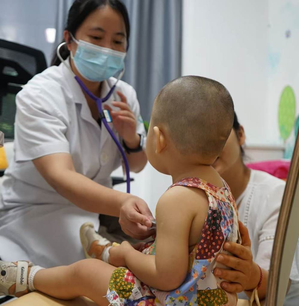渝中区上清寺街道社区卫生服务中心儿科门诊，医生在接诊。受访单位供图
