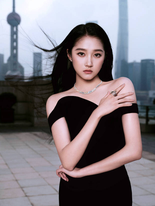 关晓彤眼神冷冽，像极了小说里的黑莲花女主。