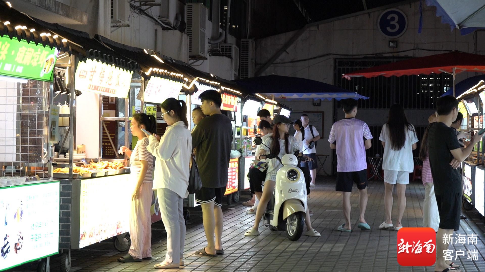 夜市现场。记者 陈元能 摄
