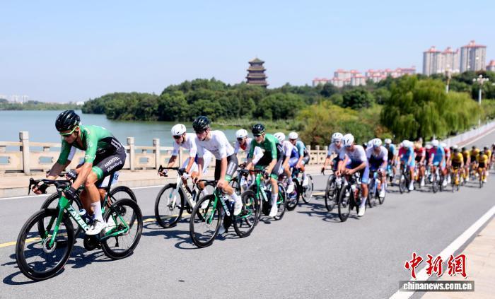 图为9月16日，第十三届环鄱赛第二站比赛在江西永修县举行。环鄱赛组委会供图