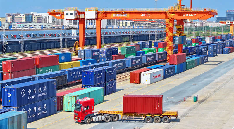 9月16日，位于江西省赣州市南康区的赣州国际陆港货场，进口木材和出口家具货物集装箱吊装作业快速有序进行。（人民网 朱海鹏摄）