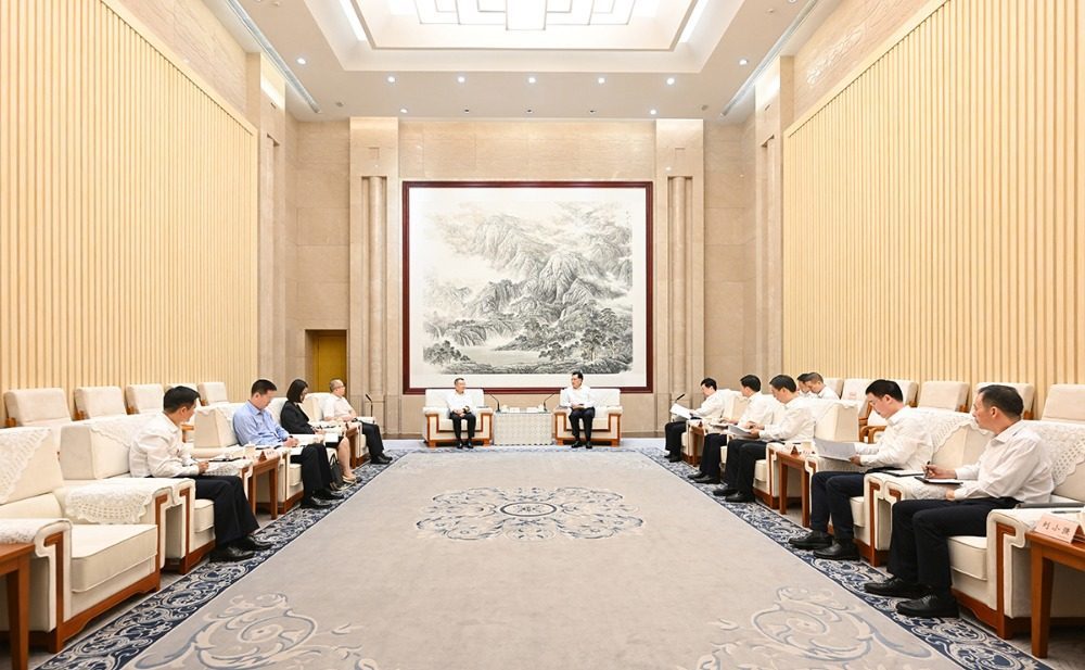 ▲9月16日下午，市委书记袁家军，市委副书记、市长胡衡华会见国家税务总局党委书记、局长胡静林一行。记者 苏思 摄