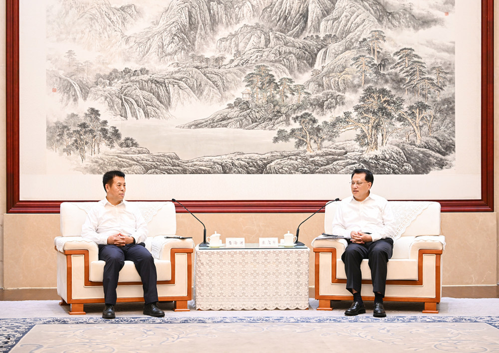 9月15日下午，重庆市委书记袁家军会见国家卫生健康委党组书记、主任雷海潮。记者 苏思 摄