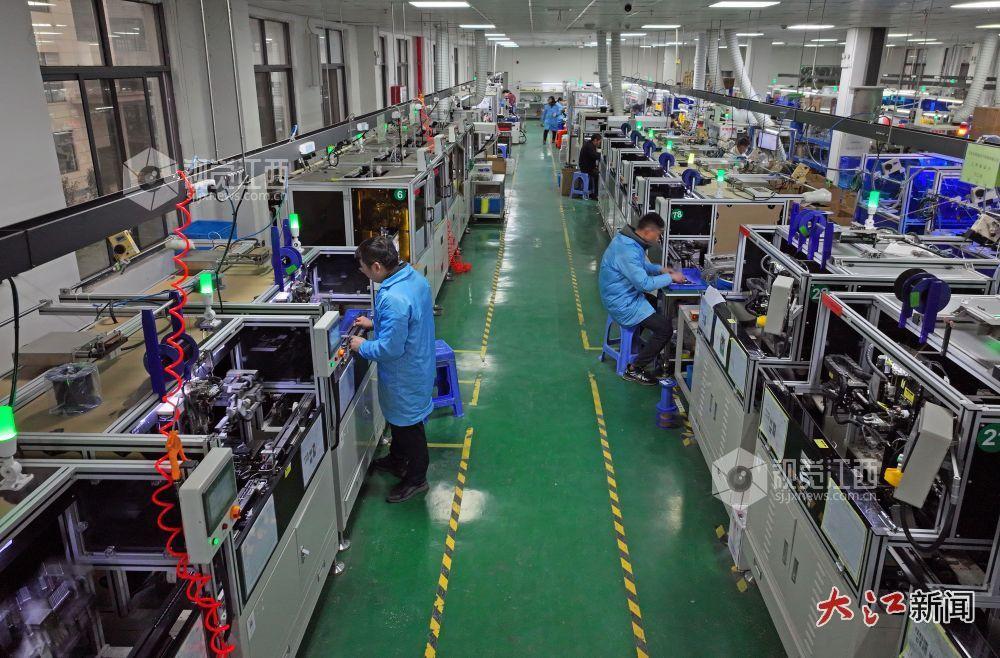 工人正在忙生产赶订单（邓和平 梁崇锋 摄）