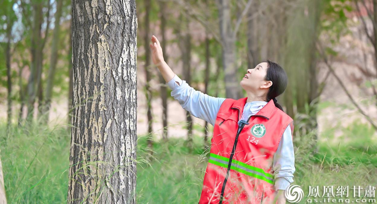 每当经过父亲栽培的树林,许生兰都会停下脚步深情凝望。