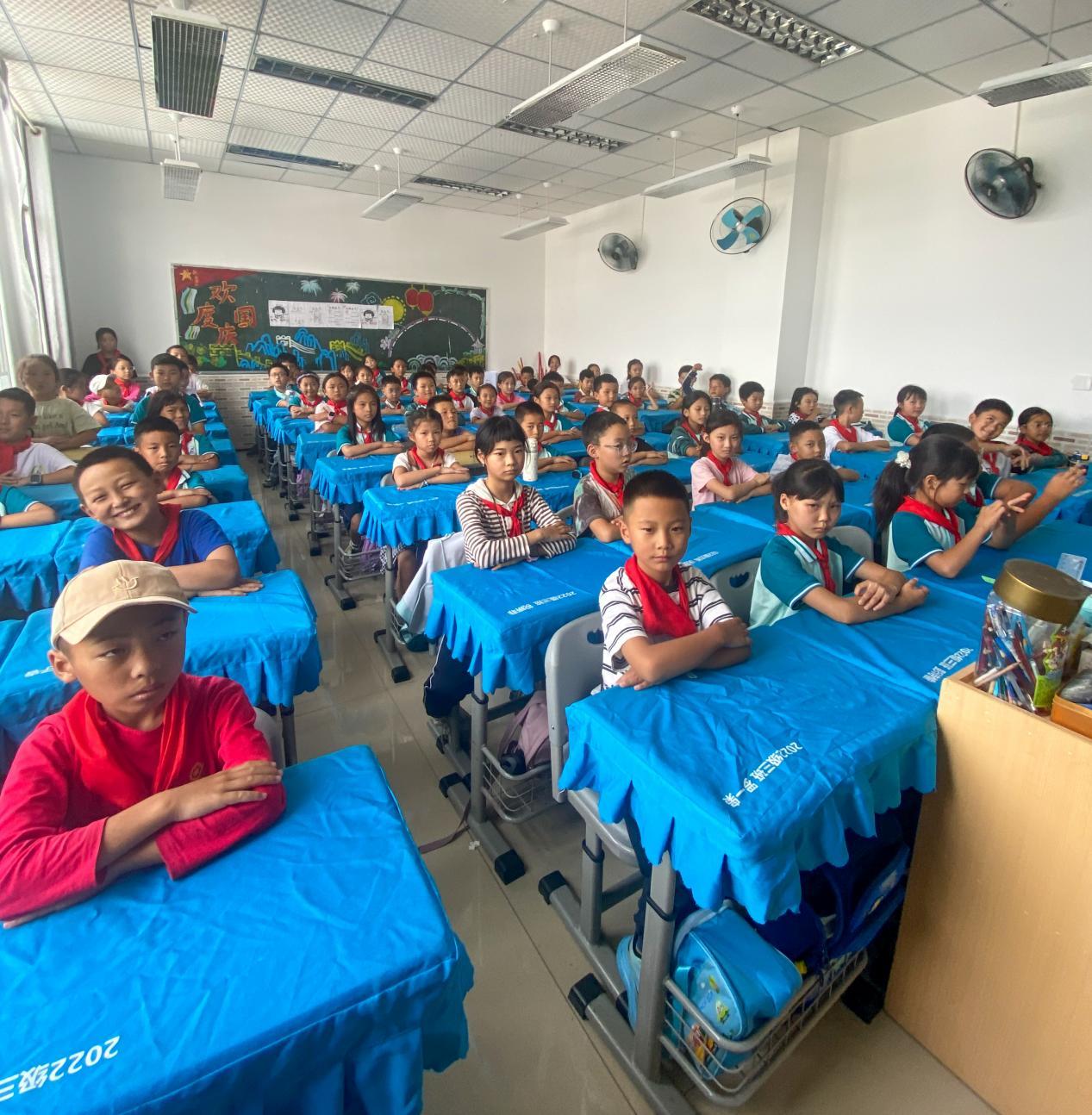 越西南城小学的学生