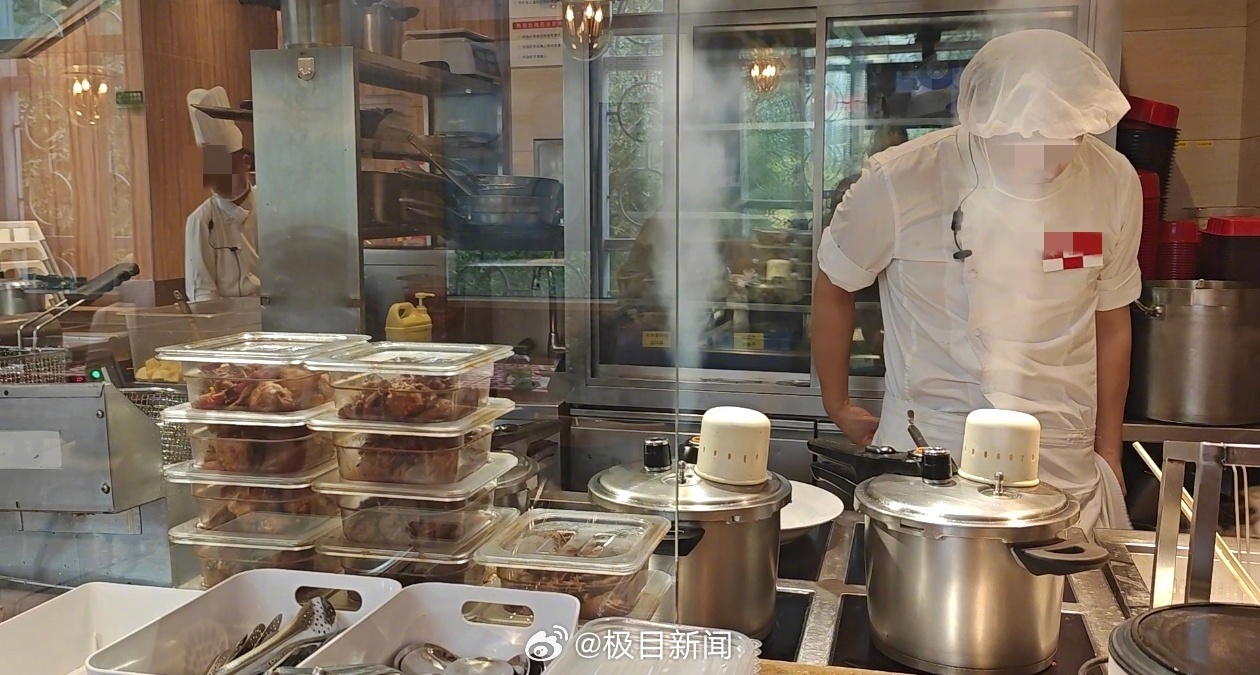 西贝下架罗永浩套餐,记者拍摄后厨需持健康证