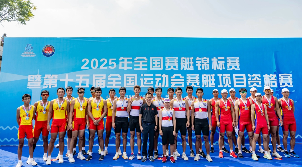 山东队:男子八人单桨有舵手银牌 吴凯奇(右一)、梁笑通 (左一).jpg