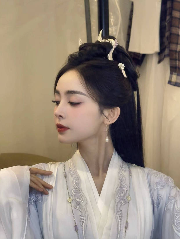 娜扎侧颜精致，睫毛又长又翘。